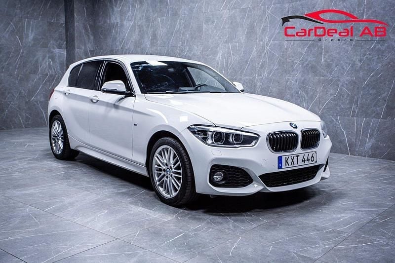 Vit Begagnad 2018 BMW 118 M Sport Halvkombi | 159 800 kr (Marknadspris) - Bild 1/4