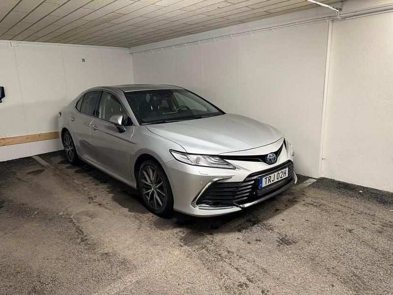Begagnad Toyota Camry Hybrid 218 HK (160 kW) 2023