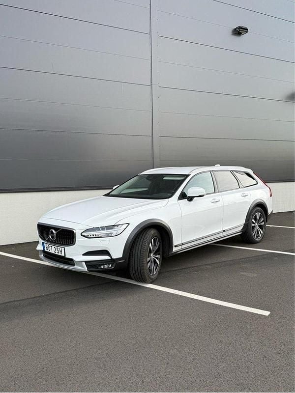 Vit Begagnad 2020 Volvo V90 CC Kombi | 305 000 kr (Marknadspris) - Bild 1/4