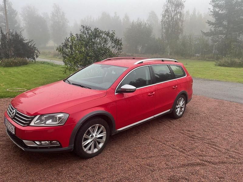 Röd Begagnad 2014 VW Passat Alltrack Kombi | 80 000 kr (Superpris) - Bild 1/4