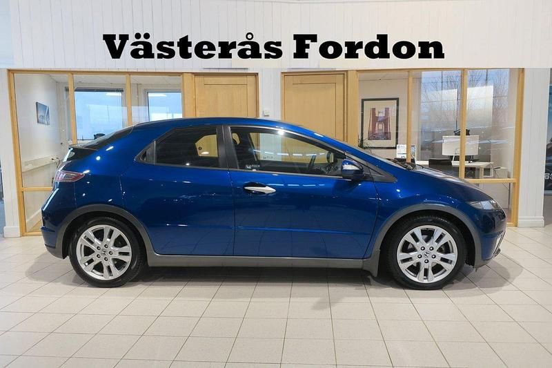 Mörkblå Begagnad 2010 Honda Civic Sport Halvkombi | 95 900 kr (Lite dyr) - Bild 1/4