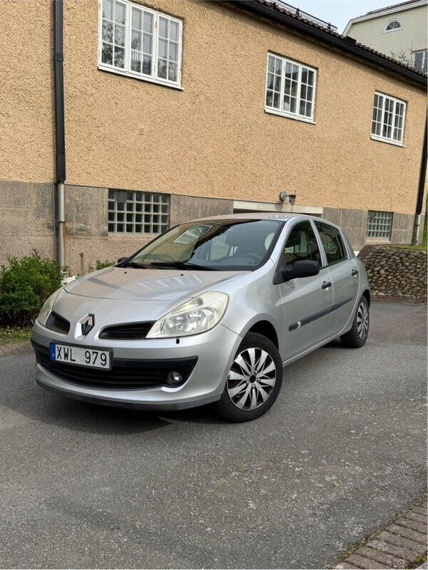 Grå Begagnad 2006 Renault Clio R.S. Halvkombi | 27 500 kr (Marknadspris) - Bild 1/4