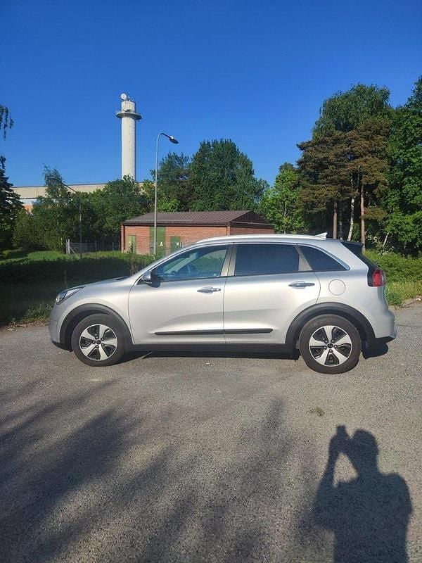 Grå Begagnad 2017 Kia Niro Advance SUV | 137 000 kr (Marknadspris) - Bild 1/4