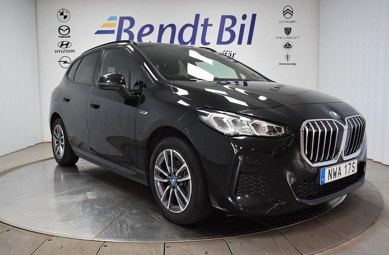 Svart Begagnad 2023 BMW 225 Active Tourer M Sport Minibuss | 320 900 kr (Bra pris) - Bild 1/3