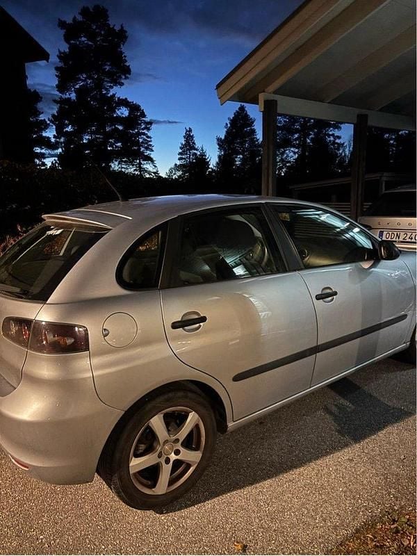 Silver Begagnad 2008 Seat Ibiza Halvkombi | 19 000 kr (Bra pris) - Bild 1/4