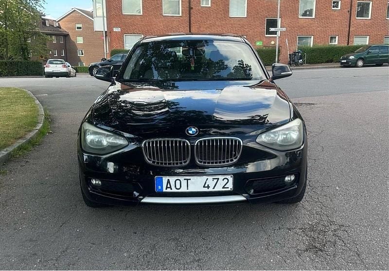 Svart Begagnad 2013 BMW 114 Urban Line Halvkombi | 85 000 kr - Bild 1/4
