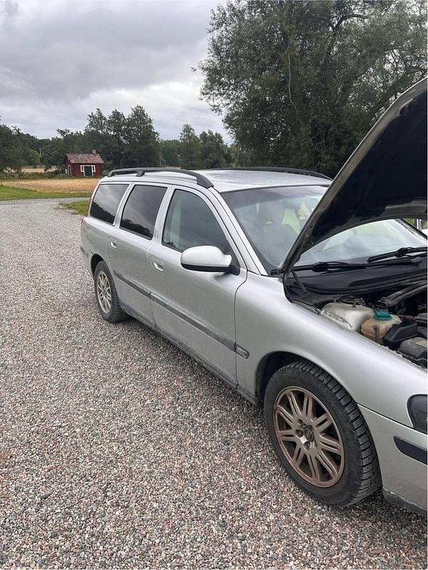 Grå Begagnad 2002 Volvo V70 Kombi | 10 000 kr (Superpris) - Bild 1/4