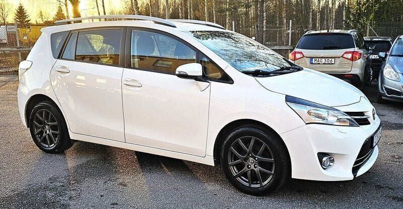Vit Begagnad 2016 Toyota Verso Multidrive S Minibuss | 159 900 kr (Marknadspris) - Bild 1/4