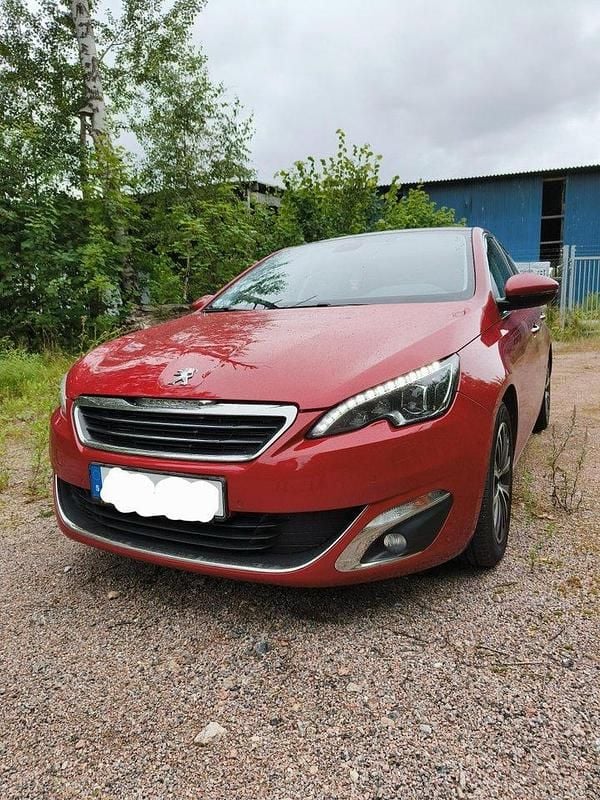Röd Begagnad 2014 Peugeot 308 Allure Halvkombi | 68 000 kr (Bra pris) - Bild 1/4