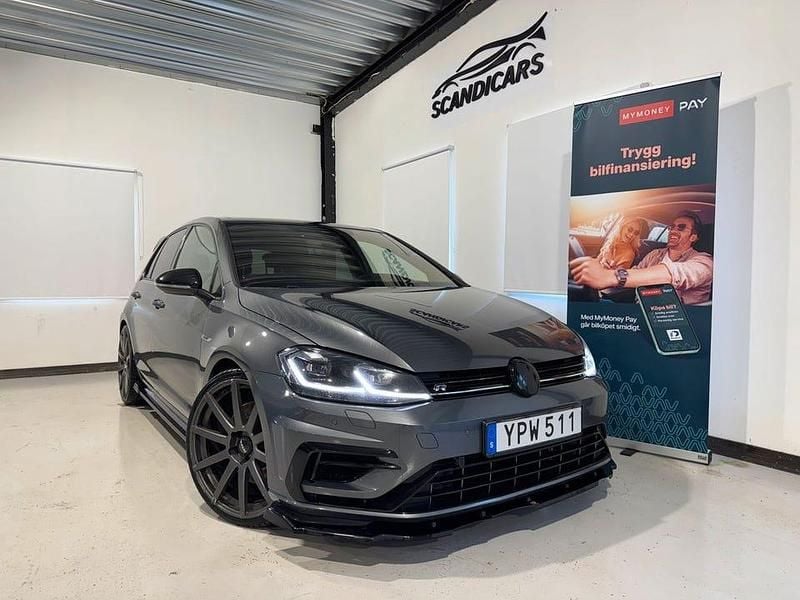 Mörkgrå Begagnad 2017 VW Golf VII R Halvkombi | 349 900 kr - Bild 1/4