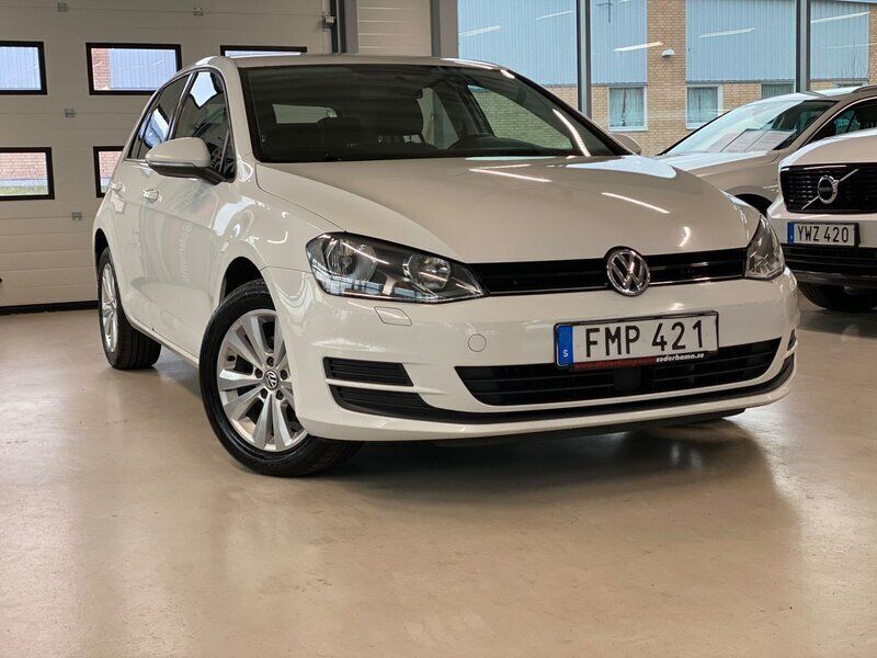 Vit Begagnad 2014 VW Golf VII Halvkombi | 139 900 kr (Dyr) - Bild 1/4