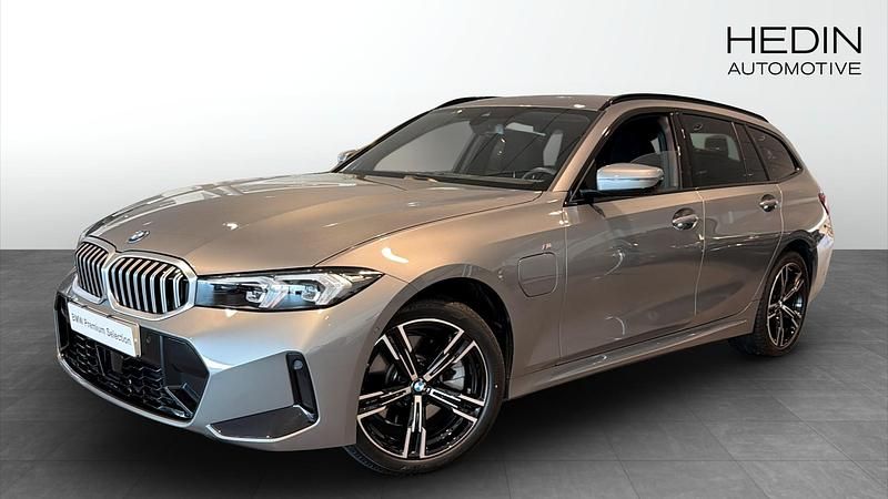 Grå (grey) Begagnad 2025 BMW 330e M Sport Kombi | 508 700 kr (Dyr) - Bild 1/4