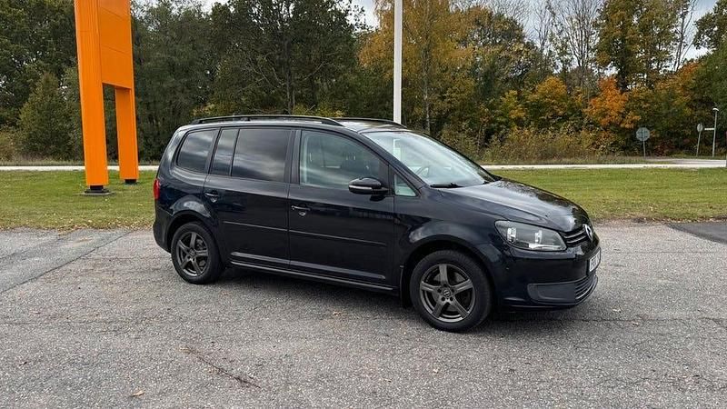 Svart Begagnad 2010 VW Touran Minibuss | 65 000 kr (Marknadspris) - Bild 1/4