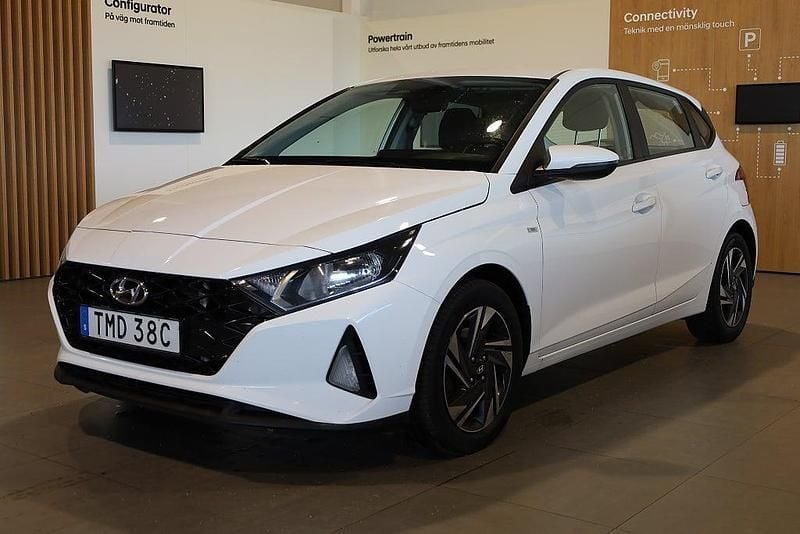 Vit Begagnad 2021 Hyundai i20 Essential Halvkombi | 159 900 kr (Marknadspris) - Bild 1/3