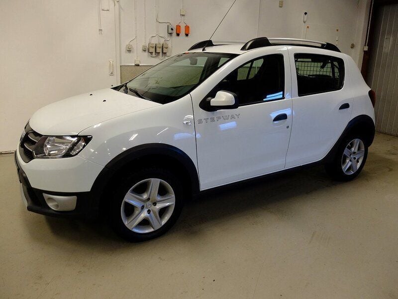 Vit Begagnad 2016 Dacia Sandero Stepway Halvkombi | 73 000 kr (Dyr) - Bild 1/4