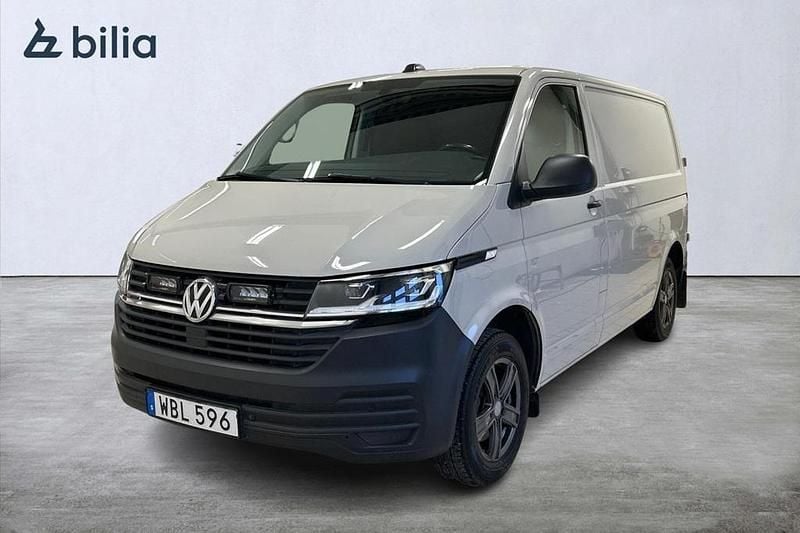 Grå Begagnad 2022 VW Transporter Van | 309 500 kr (Superpris) - Bild 1/4