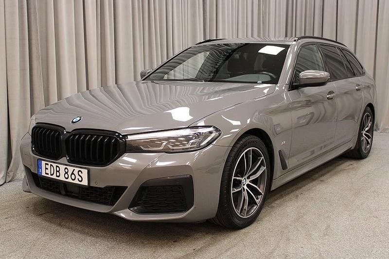 Grå (bernina grey amber effect metallic) Begagnad 2020 BMW 520 M Sport Kombi | 279 900 kr (Marknadspris) - Bild 1/4