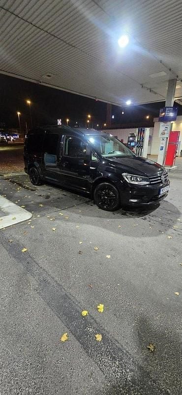 Svart Begagnad 2020 VW Caddy Maxi Life Life Minibuss | 179 000 kr - Bild 1/4