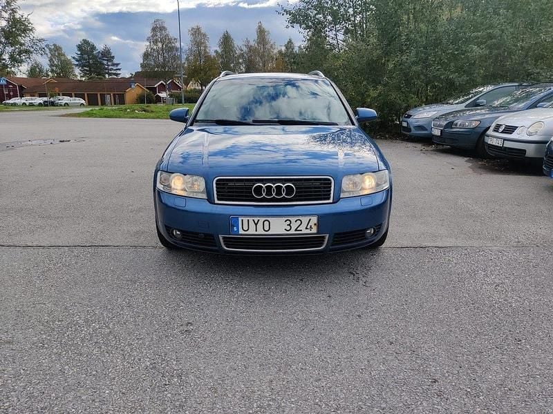 Mörkblå Begagnad 2004 Audi A4 Comfort Kombi | 21 900 kr (Marknadspris) - Bild 1/4