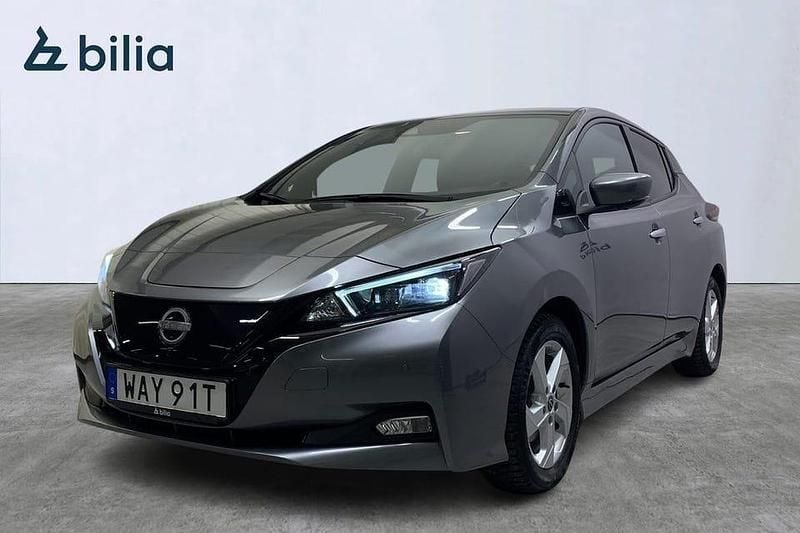 Grå Begagnad 2023 Nissan Leaf N-Connecta Halvkombi | 189 900 kr (Marknadspris) - Bild 1/4