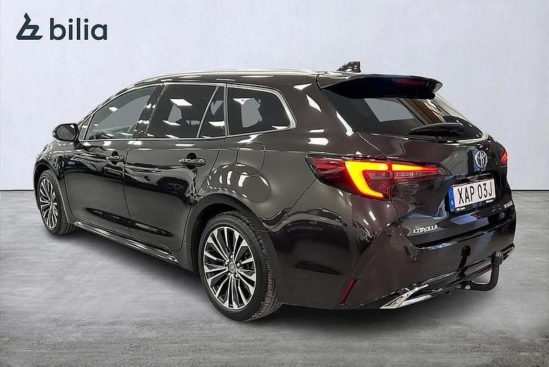 Begagnad Toyota Corolla Style 141 HK (103 kW) 2023 Mörkbrun Kombi
