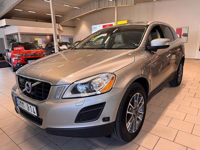 Ljusbrun Begagnad 2013 Volvo XC60 Summum SUV | 179 900 kr (Marknadspris) - Bild 1/4