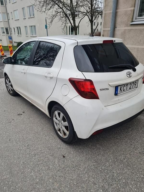 Begagnad 2015 Toyota Yaris Halvkombi | 85 000 kr (Bra pris) - Bild 1/2