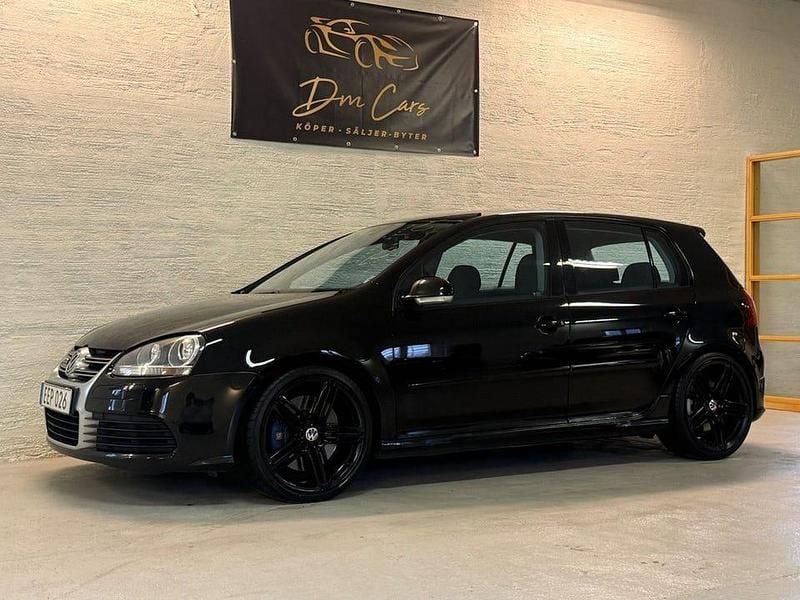 Begagnad VW Golf IV R 250 HK (183 kW) 2006 Svart Halvkombi