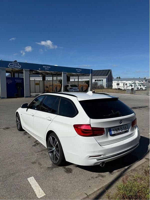 Vit Begagnad 2018 BMW 318 Sport Line Kombi | 159 900 kr (Marknadspris) - Bild 1/4