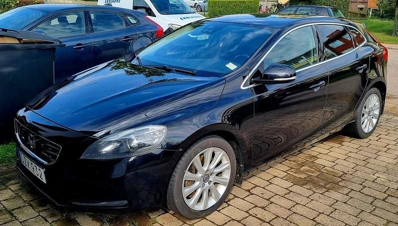 Svart Begagnad 2015 Volvo V40 Momentum Kombi | 120 000 kr (Bra pris) - Bild 1/4