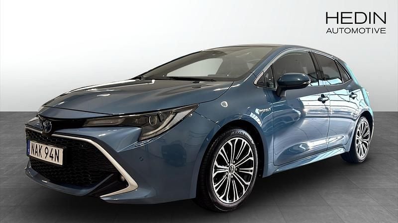 Blå Begagnad 2019 Toyota Corolla Hybrid Halvkombi | 229 900 kr (Marknadspris) - Bild 1/4