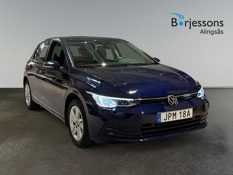 Blå Begagnad 2022 VW Golf VIII Life Halvkombi | 199 900 kr (Bra pris) - Bild 1/4