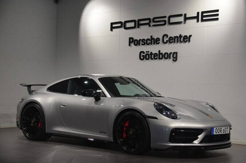 Begagnad 2024 Porsche 911 Carrera 4 GTS Sportkupé | 1 895 000 kr (Dyr) - Bild 1/4