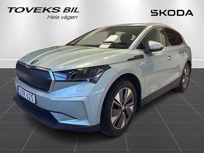 Silver (arctic silver metallic) Begagnad 2023 Skoda Enyaq iV SUV | 389 900 kr (Marknadspris) - Bild 1/4