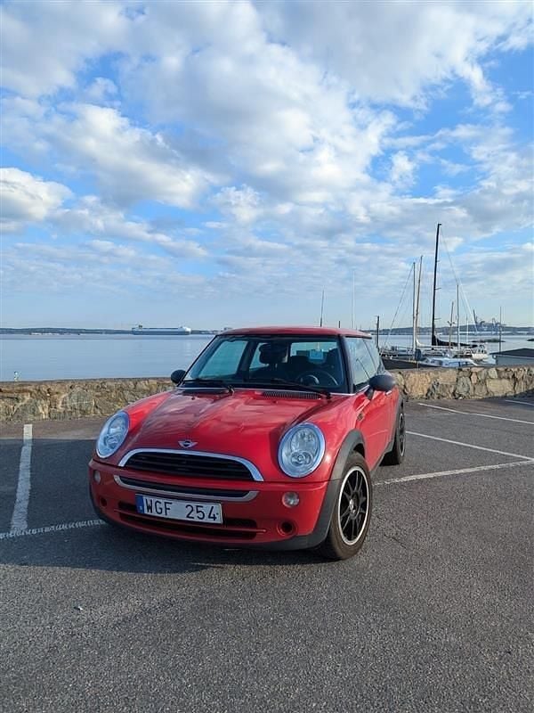 Röd Begagnad 2005 Mini ONE Halvkombi | 29 000 kr (Marknadspris) - Bild 1/4