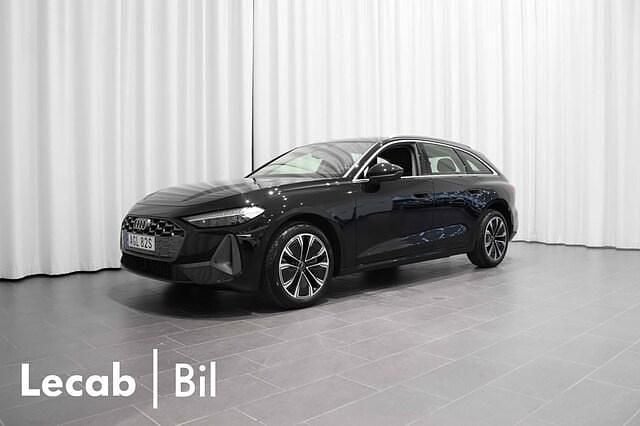Svart (mytsvart metallic) Begagnad 2025 Audi A5 Advanced Sportkupé | 589 500 kr - Bild 1/4