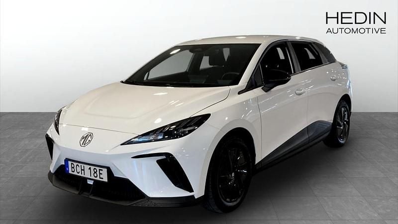 Vit (white) Begagnad 2023 MG MG4 EV Halvkombi | 254 900 kr (Marknadspris) - Bild 1/4