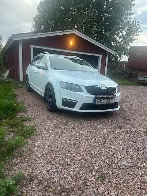 Vit Begagnad 2016 Skoda Octavia RS Kombi | 180 000 kr (Dyr) - Bild 1/4