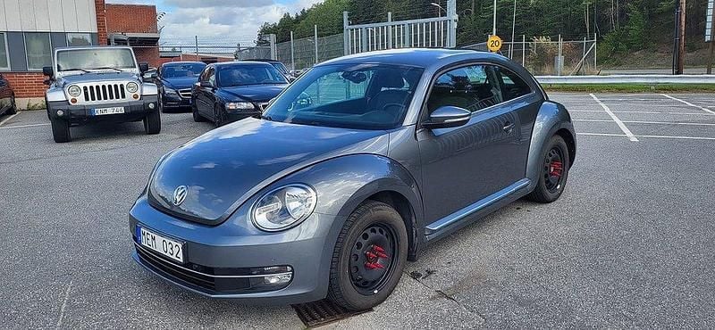 Mörkgrå Begagnad 2011 VW Beetle Halvkombi | 104 900 kr (Marknadspris) - Bild 1/4