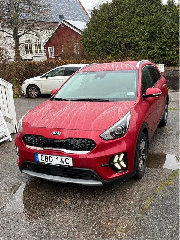 Röd Begagnad 2021 Kia Niro Advance SUV | 239 900 kr (Marknadspris) - Bild 1/4