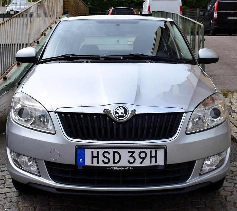 Silver Begagnad 2014 Skoda Fabia Elegance Halvkombi | 74 800 kr (Superpris) - Bild 1/4