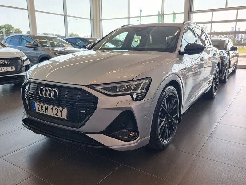 Florettsilver metallic Begagnad 2022 Audi e-tron S-Line SUV | 439 900 kr (Bra pris) - Bild 1/4