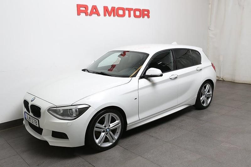 Vit Begagnad 2014 BMW 120 M Sport Halvkombi | 129 900 kr (Lite dyr) - Bild 1/3