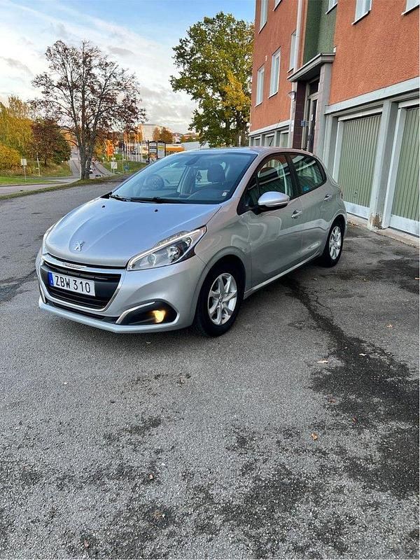 Grå Begagnad 2017 Peugeot 208 Halvkombi | 68 000 kr (Marknadspris) - Bild 1/4