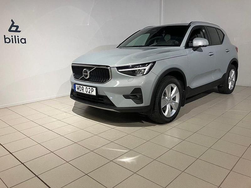 Grå Begagnad 2023 Volvo XC40 Core SUV | 348 500 kr (Marknadspris) - Bild 1/3