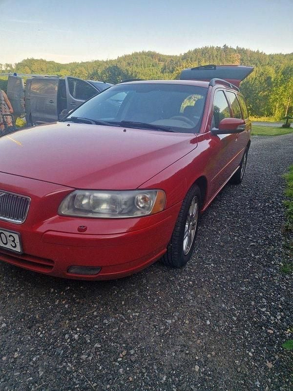 Röd Begagnad 2007 Volvo V70 Momentum Kombi | 28 000 kr (Bra pris) - Bild 1/4