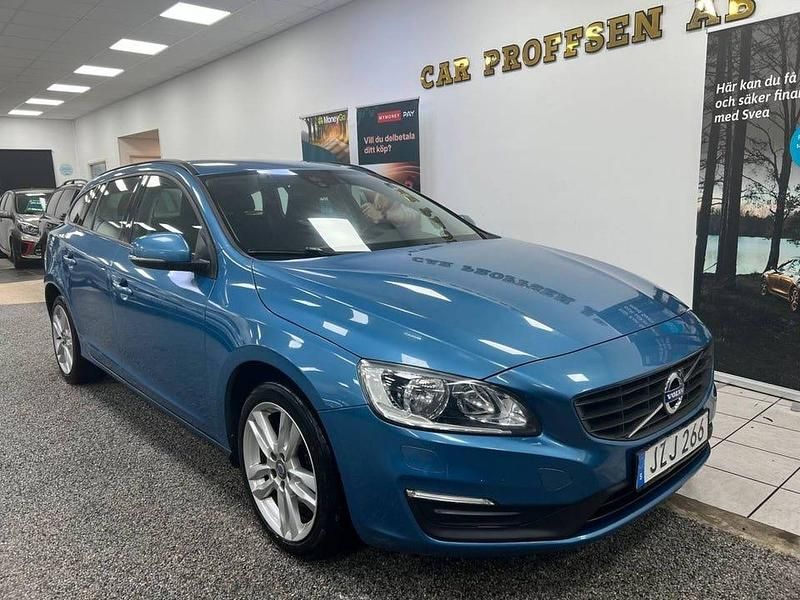 Blå Begagnad 2017 Volvo V60 Kinetic Kombi | 129 900 kr (Marknadspris) - Bild 1/4