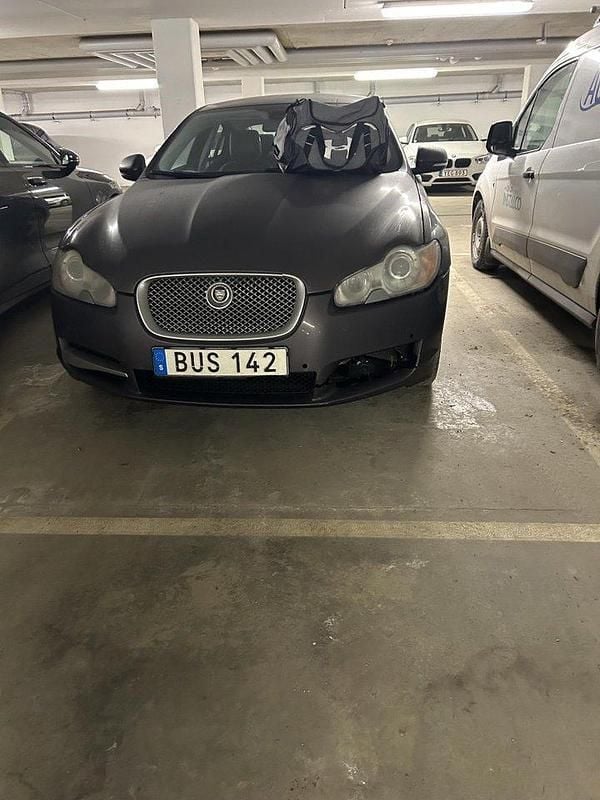 Grå Begagnad 2010 Jaguar XF Sedan | 62 000 kr (Superpris) - Bild 1/4