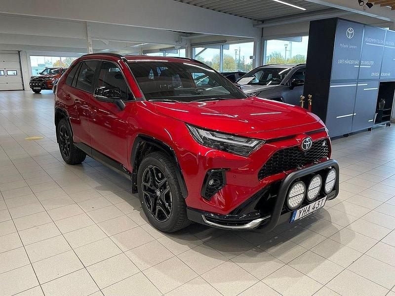 Röd Begagnad 2025 Toyota RAV4 Hybrid Sport SUV | 619 900 kr (Lite dyr) - Bild 1/4