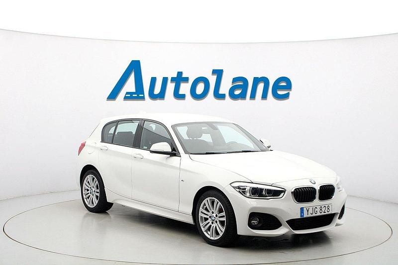 Alpinvit 3 Begagnad 2016 BMW 118 M Sport Halvkombi | 149 900 kr (Marknadspris) - Bild 1/4